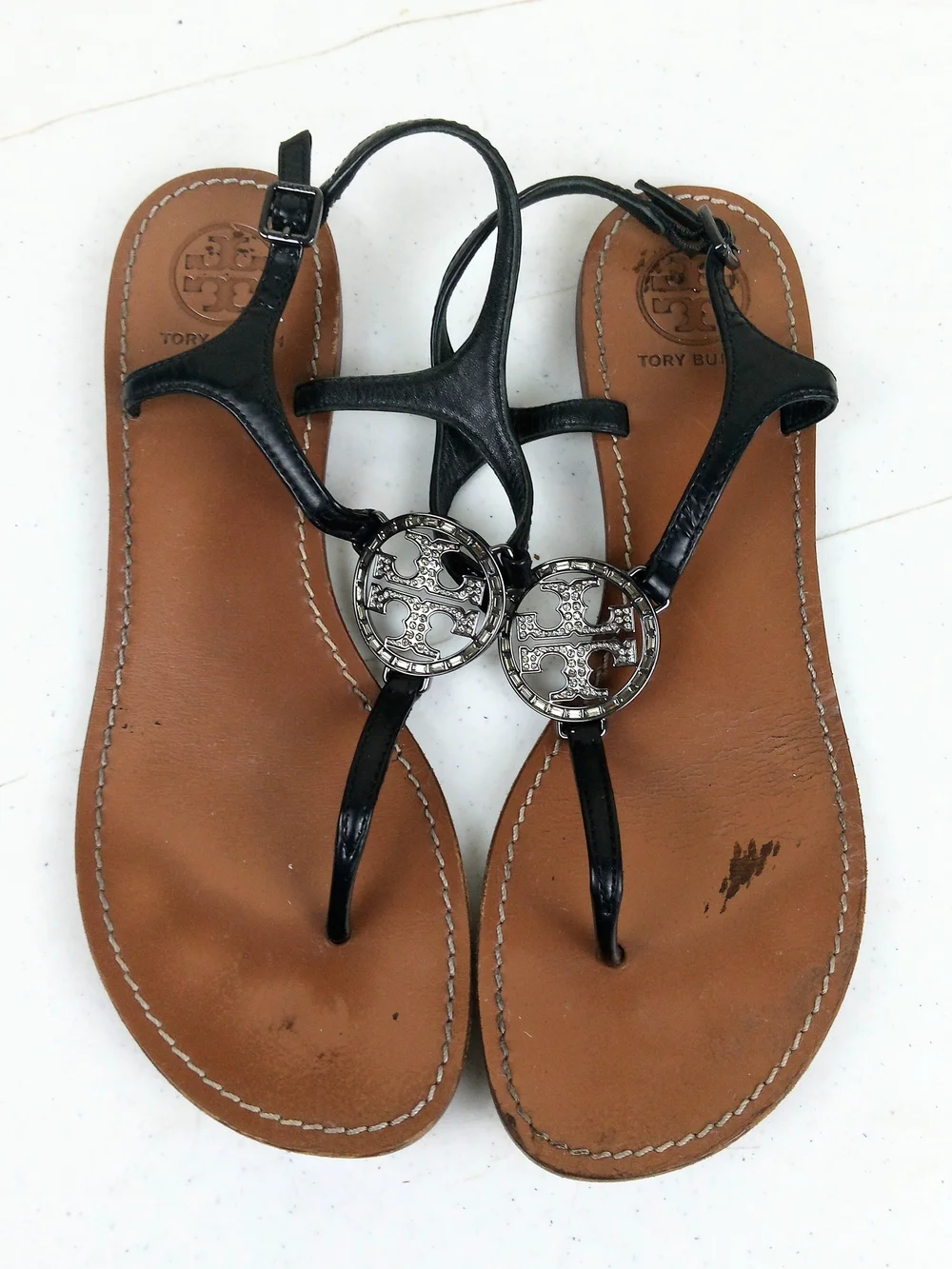 Tory Burch Thong Sandals Size 9.5 Black Patent Leather Large Rhinestone Logo